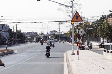 Đánh ghen, một cô gái bị lột "trần truồng" giữa phố