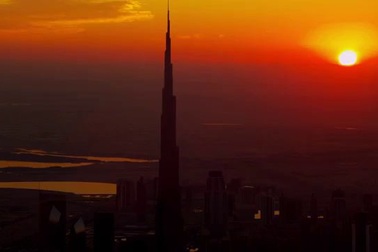 Màn nhảy dù ấn tượng từ trên đỉnh tòa tháp cao nhất thế giới ở Dubai