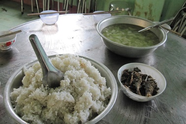 “Chỉ mong có mì tôm cho các em ăn sáng”