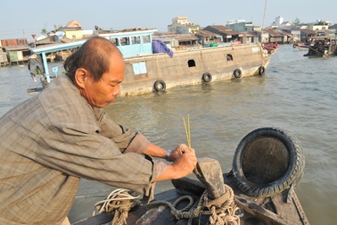 Dân thương hồ chợ nổi “tiễn” ông Táo về trời như thế nào?