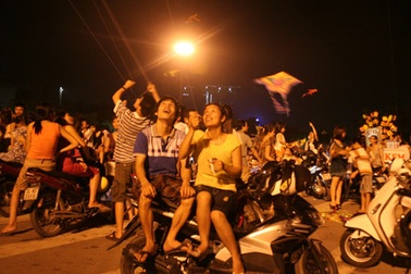 Thả diều hóng mát ở sân vận động Mỹ Đình