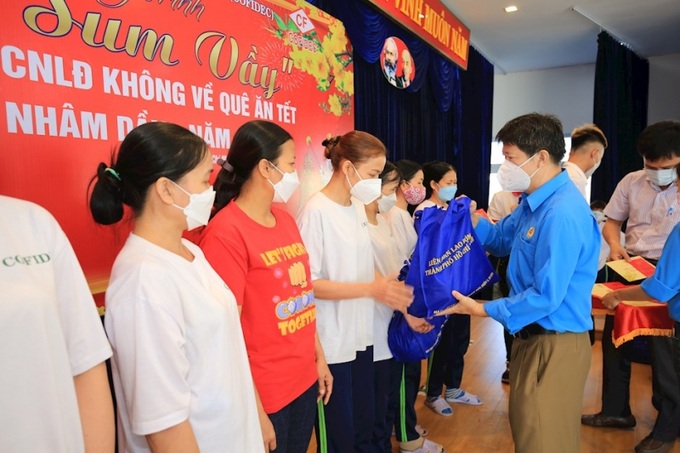 LĐLĐ TP.HCM trao tặng quà Tết cho công nhân.