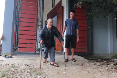 Cụ ông 111 tuổi vẫn ăn hết cả chiếc bánh chưng, luôn hành động lạ