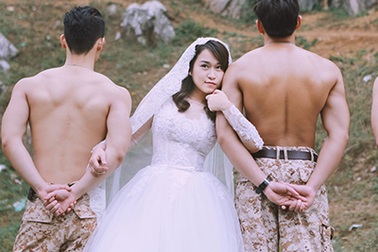 Bộ ảnh cưới “Hậu duệ mặt trời” phiên bản Việt gây "sốt"