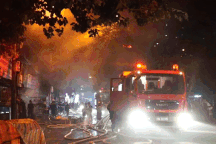 Hình ảnh lính cứu hỏa dập tắt đám cháy dữ dội trong đêm ở Hà Nội