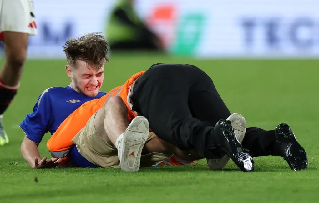 Trận đấu Chelsea - Man Utd gặp sự cố bất ngờ, CĐV đưa ra phản ứng - 2 Trận đấu Chelsea - Man Utd gặp sự cố bất ngờ, CĐV đưa ra phản ứng - 2