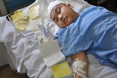 Mẹ xót xa ôm nghìn cánh hạc giấy mong cầu sự sống cho con