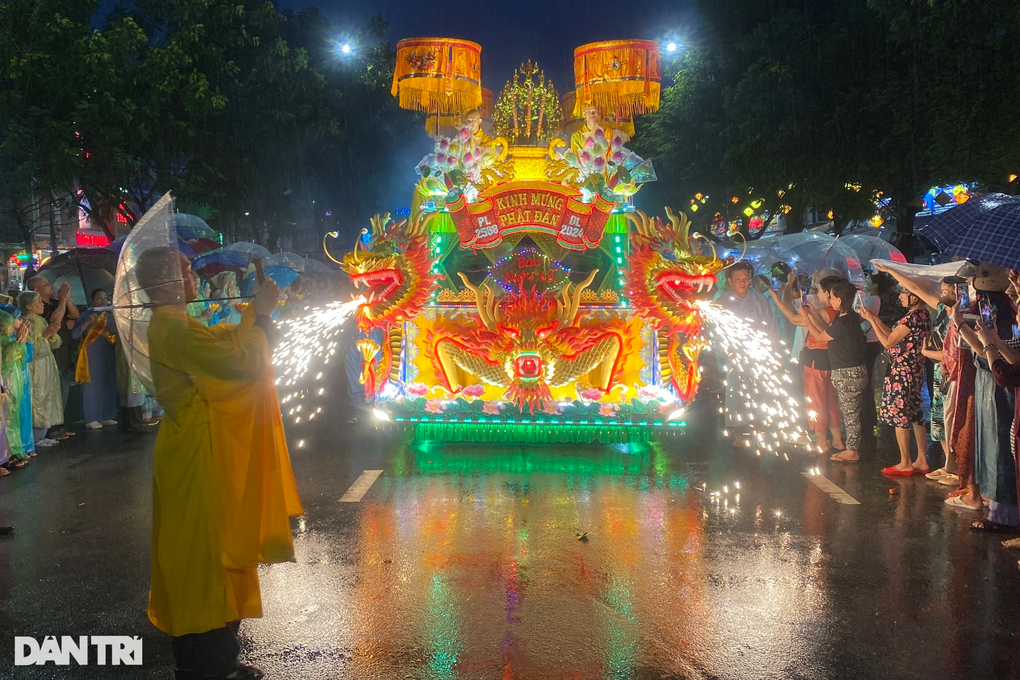 Hàng ngàn phật tử đội mưa dự lễ tắm, rước phật ở quốc tự Diệu Đế - 3