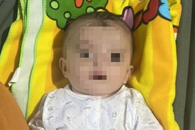 Bé trai 5 tháng tuổi bị bỏ rơi bên đường cùng 2 bình sữa ở Bạc Liêu - 1 Bé trai 5 tháng tuổi bị bỏ rơi bên đường cùng 2 bình sữa ở Bạc Liêu - 1