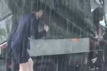 Cô gái giúp đỡ người lái ba gác dưới cơn mưa tầm tã được dân mạng ngợi khen