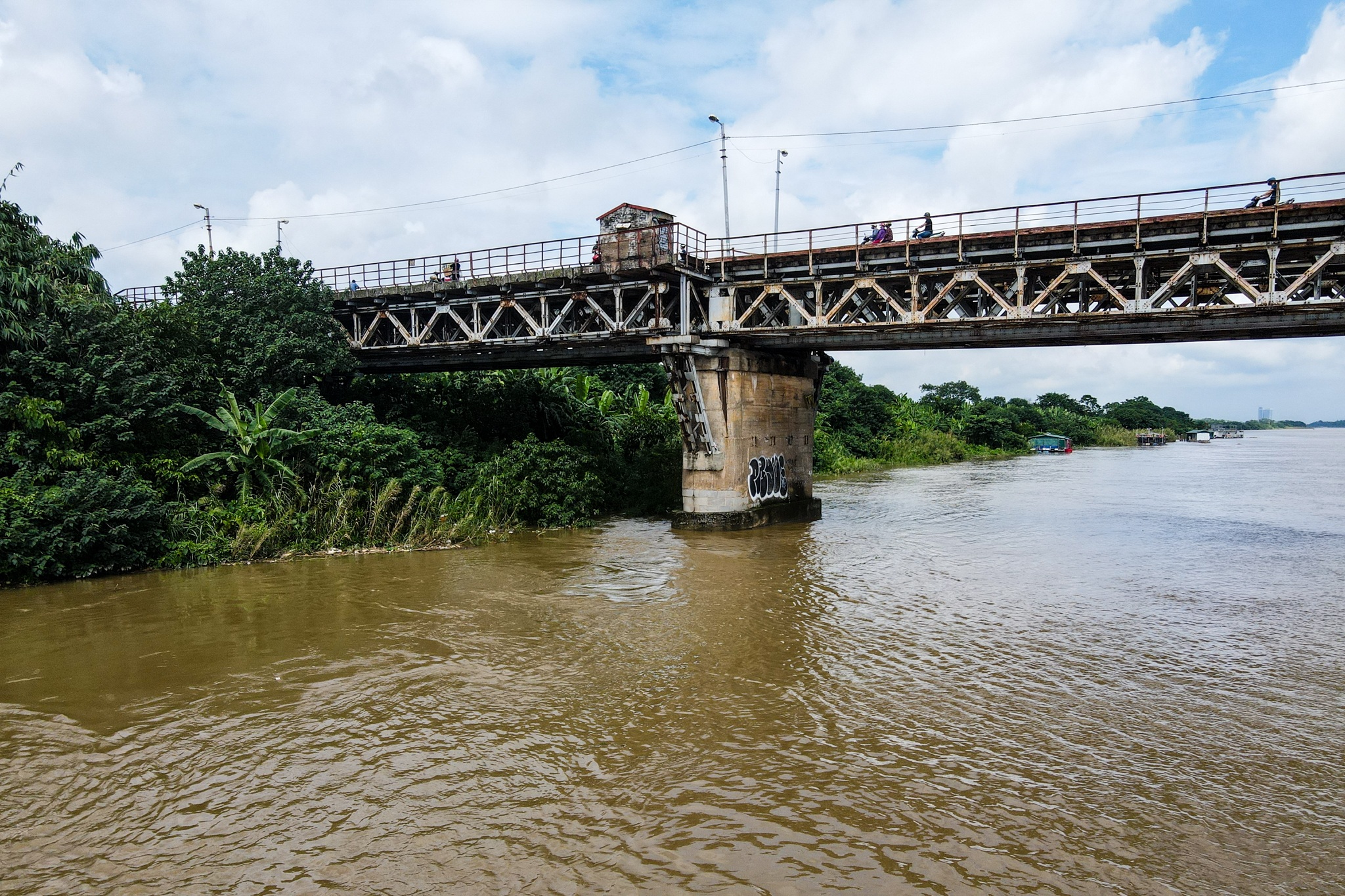 Cảnh hồ thủy điện xả lũ lớn, nước cuộn sóng nhấn chìm bãi giữa sông Hồng - 8 Cảnh hồ thủy điện xả lũ lớn, nước cuộn sóng nhấn chìm bãi giữa sông Hồng - 8