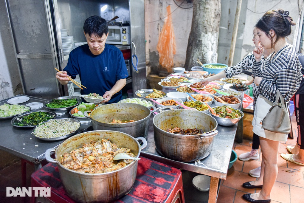 Quán cơm bụi thực đơn gần 50 món, hơn 25 năm gắn bó với người Hà Nội - 4 Quán cơm bụi thực đơn gần 50 món, hơn 25 năm gắn bó với người Hà Nội - 4