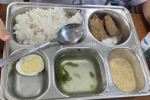 Hiệu trưởng lên tiếng về bữa ăn bán trú 25.000 đồng chỉ có trứng, 3 lát chả