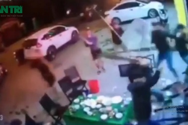 Hơn 20 côn đồ xông vào chém 7 người nhậu trước quán cầm đồ