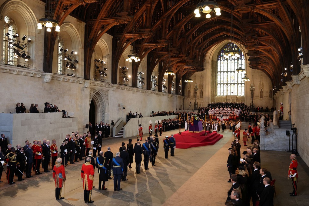 Linh cữu Nữ hoàng Anh được rước qua trung tâm London - 11 Linh cữu Nữ hoàng Anh được rước qua trung tâm London - 11