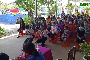 Tặng gạo đến người dân ở Bạc Liêu.