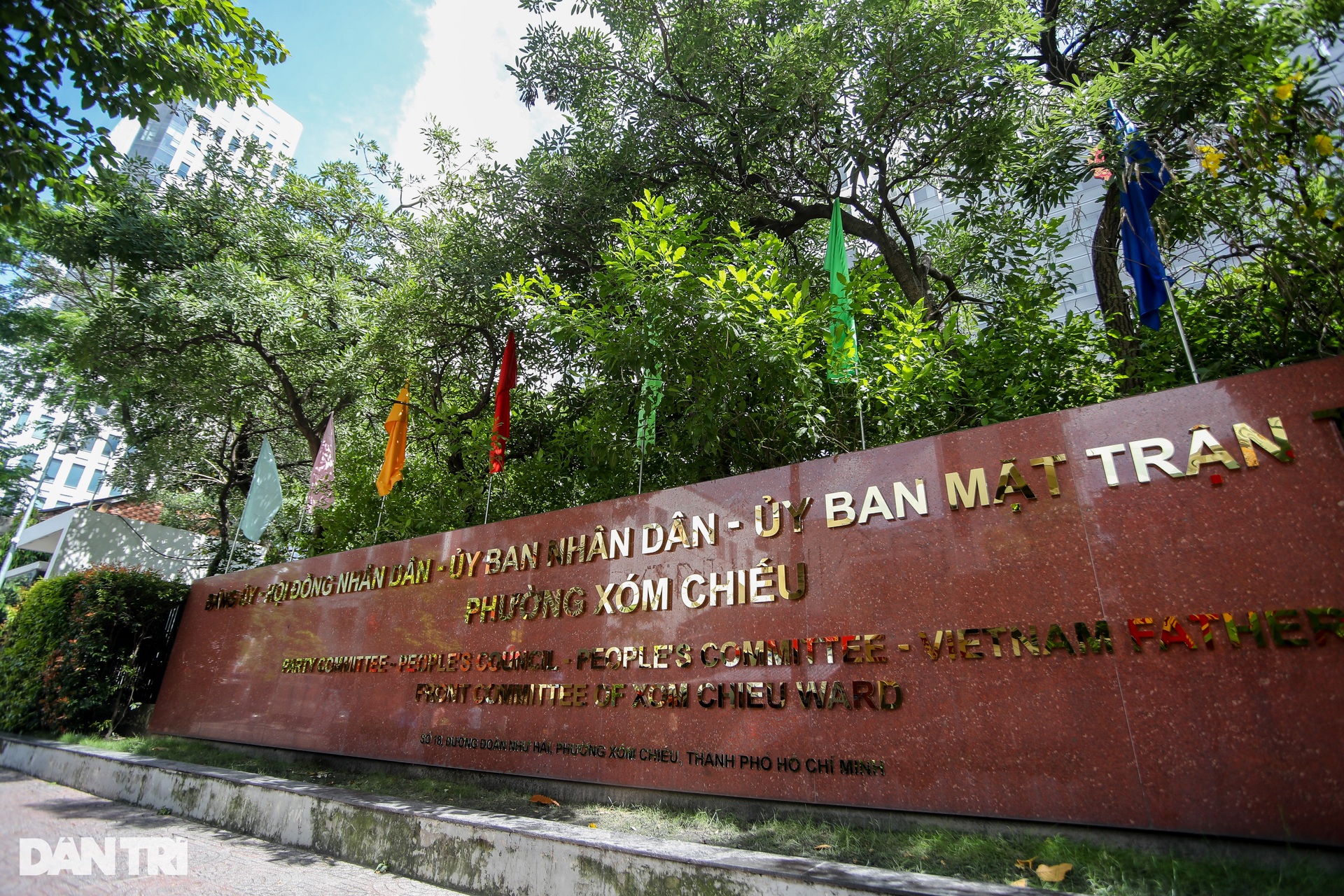 Hàng loạt địa phương ở TPHCM bắt đầu lắp đặt bảng tên phường mới - 12