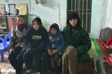 Bố mất, mẹ bỏ đi biệt tích, 2 đứa trẻ côi cút cùng ông bà nội già yếu