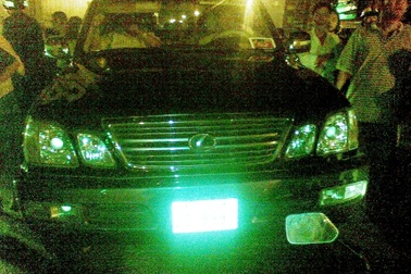 Xe Lexus chở 3 cặp “ma men - chân dài” náo loạn phố  