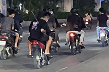 Nhóm thanh thiếu niên cầm dao phóng lợn "diễu hành" giữa phố Hà Nội