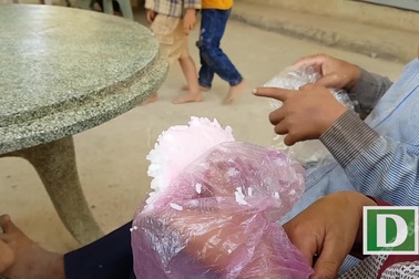 Xót xa bữa cơm trưa “cay đắng” của học trò