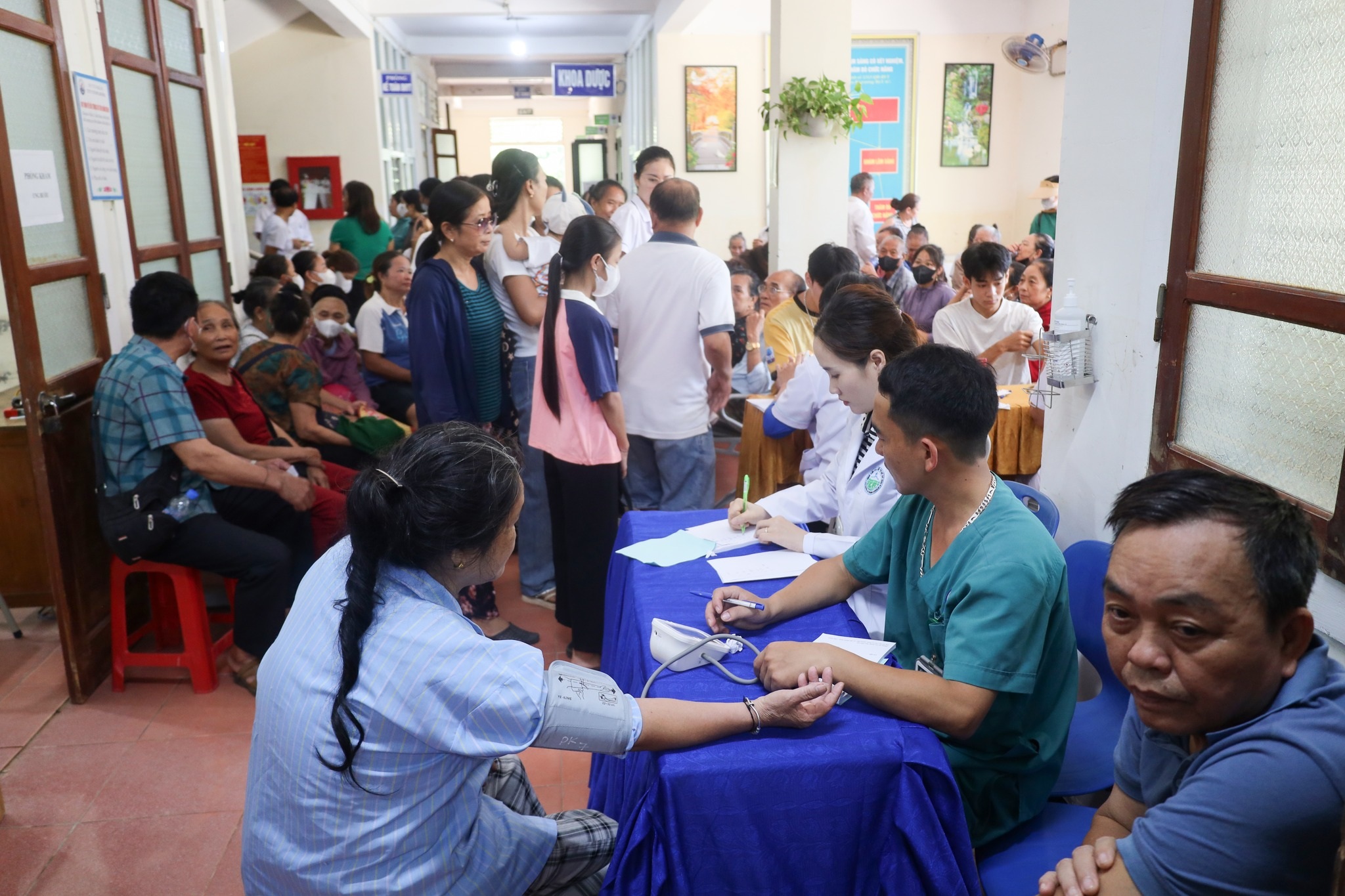 Nhiều người dân vùng lũ Nghệ An bị ghẻ nước, nhiễm trùng da - 1