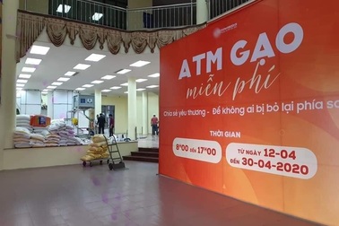Chủ “cây ATM gạo” đầu tiên ở Hà Nội mở thêm điểm phát gạo miễn phí