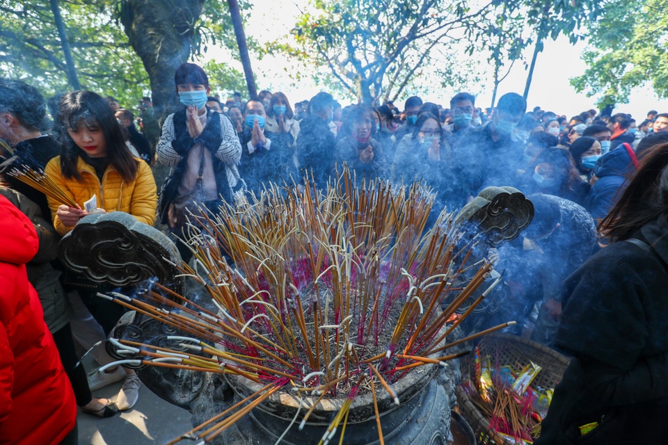 Hàng nghìn người đổ về Phủ Tây Hồ đi lễ - 6 Hàng nghìn người đổ về Phủ Tây Hồ đi lễ - 6