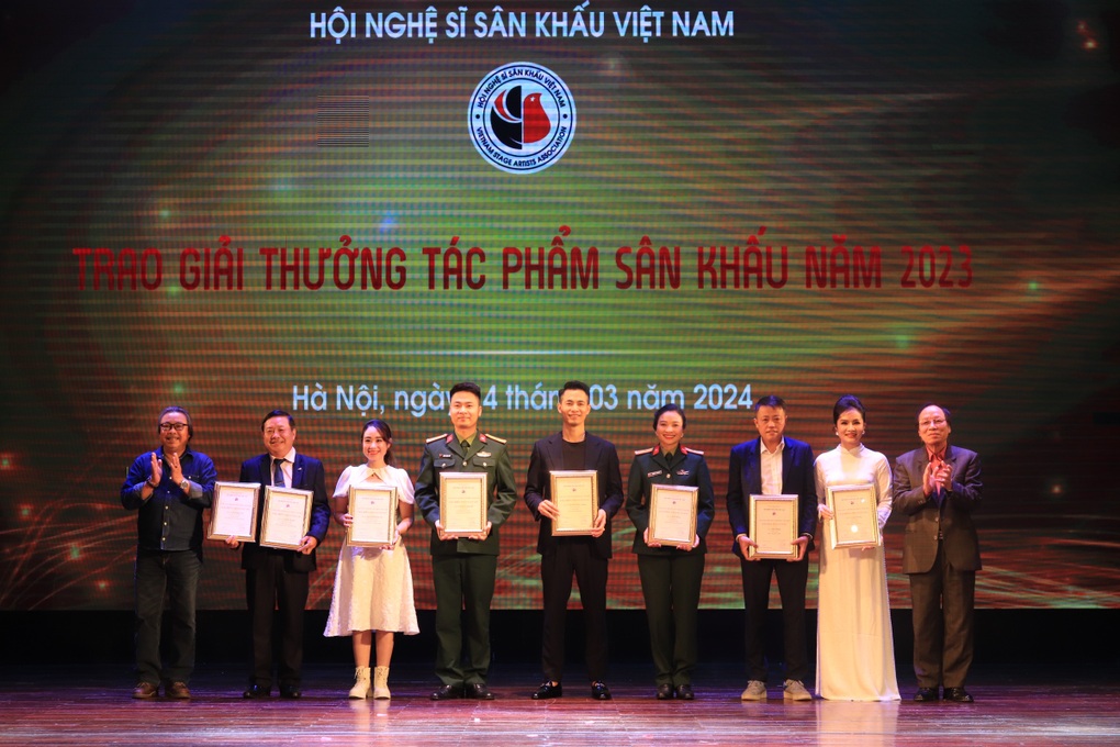 Giải thưởng sân khấu Việt Nam 2023: Tẻ nhạt và bế tắc - 3 Giải thưởng sân khấu Việt Nam 2023: Tẻ nhạt và bế tắc - 3