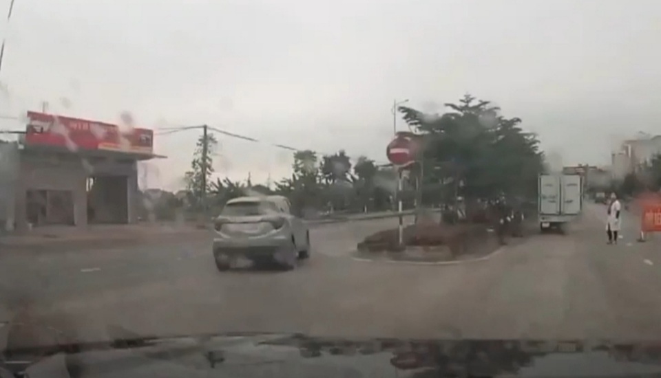 Công an truy tìm xe ô tô trốn trạm kiểm dịch đi vào đường ngược chiều - 1 Công an truy tìm xe ô tô trốn trạm kiểm dịch đi vào đường ngược chiều - 1