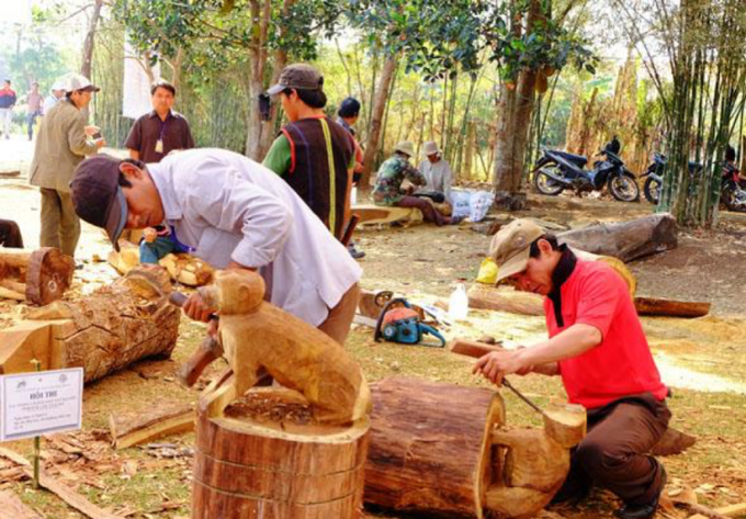 Các nghệ nhân tham gia Lễ hội Tạc tượng tại Tây Nguyên.