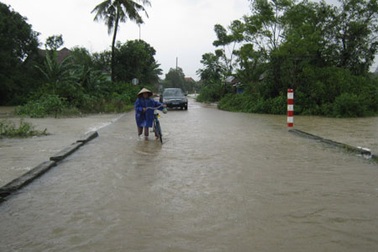 Thủy điện xả lũ, mưa lớn cuốn trôi đường