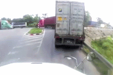 Đi ngược chiều vào điểm mù xe container, cô gái suýt trả giá bằng mạng sống