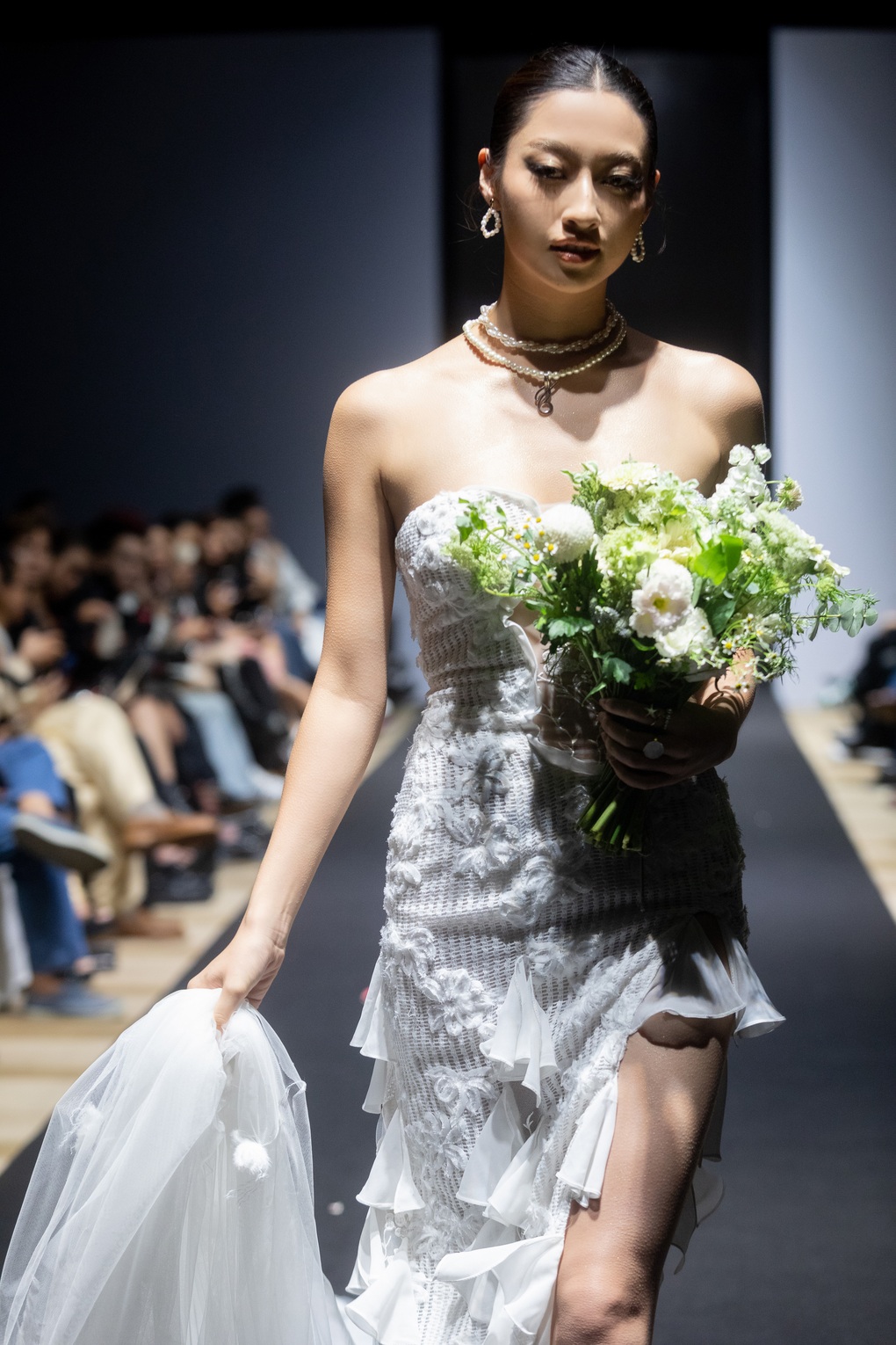 Lương Thùy Linh hóa cô dâu, tung hoa cưới trên sàn diễn thời trang - 3 Lương Thùy Linh hóa cô dâu, tung hoa cưới trên sàn diễn thời trang - 3