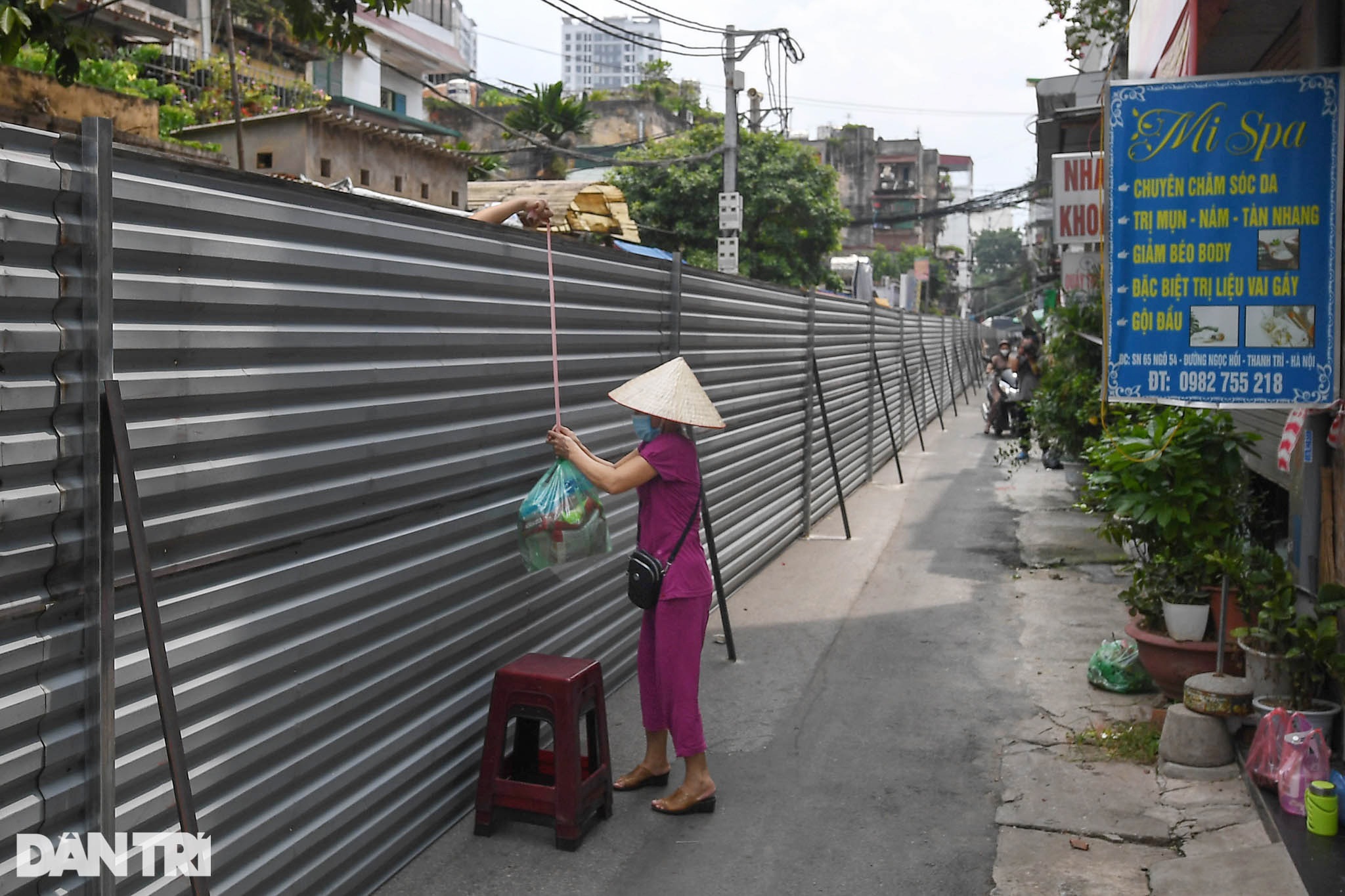 Ảnh ấn tượng tuần: Bộ đội dầm mưa tặng thực phẩm người dân TPHCM - 7 Ảnh ấn tượng tuần: Bộ đội dầm mưa tặng thực phẩm người dân TPHCM - 7