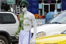 Dùng người thật làm... biển quảng cáo