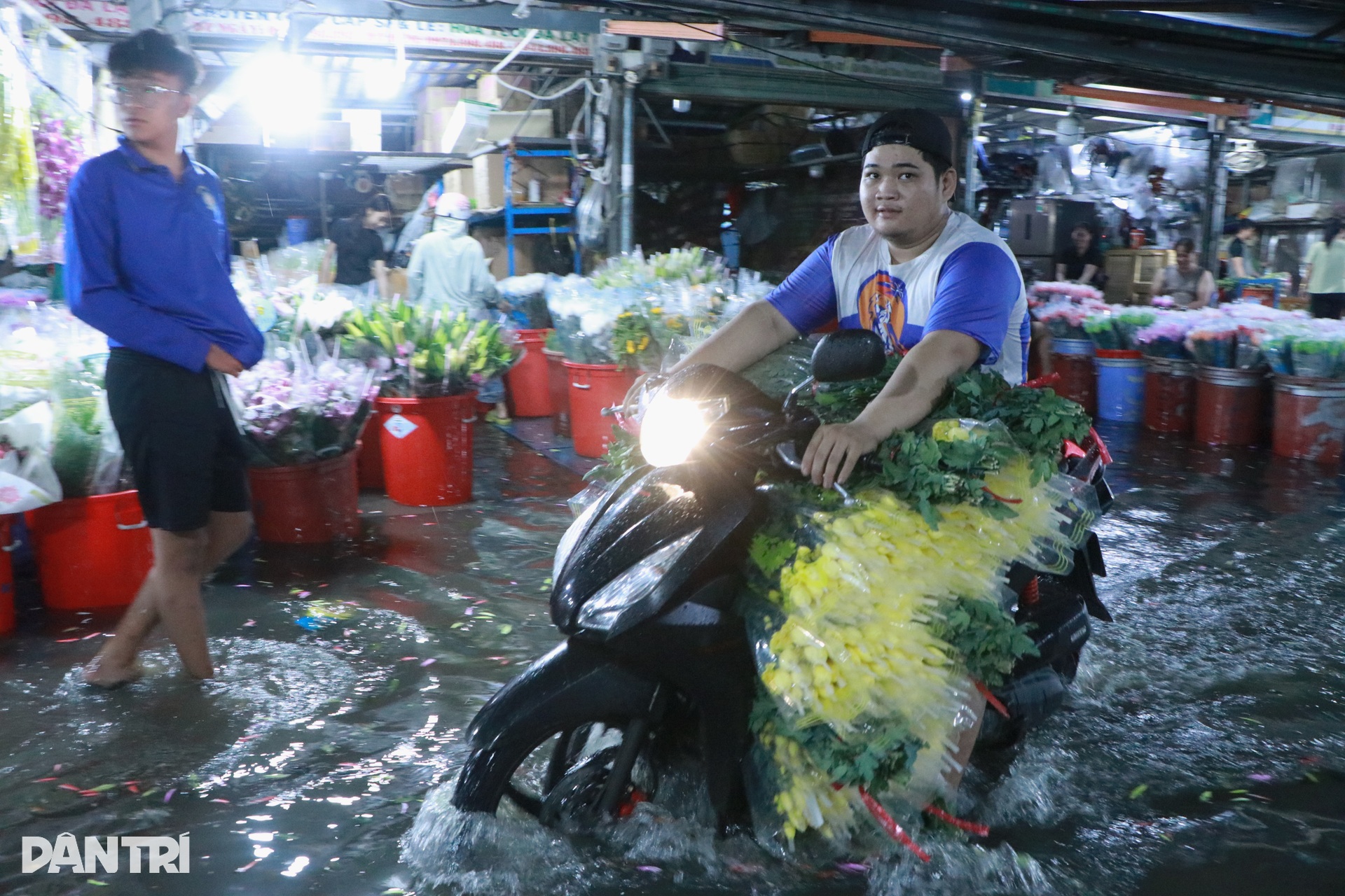 Tiểu thương chợ nông sản lớn nhất TPHCM oằn mình chống chọi triều cường - 8 Tiểu thương chợ nông sản lớn nhất TPHCM oằn mình chống chọi triều cường - 8