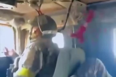 Nhóm lính Ukraine trên xe bọc thép bị UAV FPV Nga tập kích gây thương vong