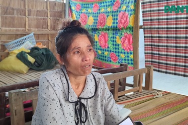 Mẹ nghèo bán nhà chữa bệnh cho con gái bị ung thư não