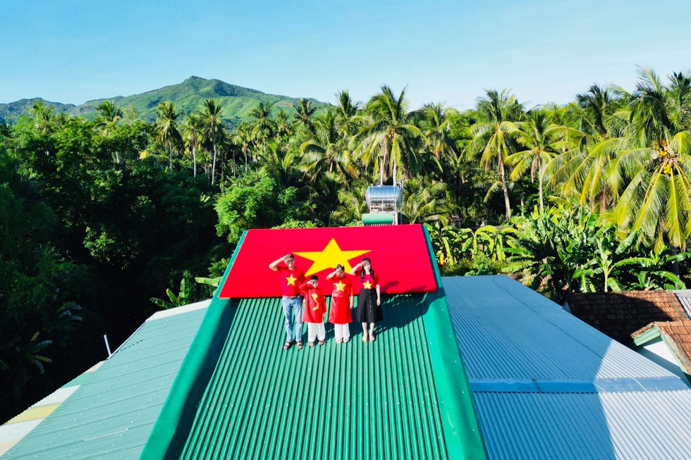 Vẽ cờ Tổ quốc lên mái nhà và những trào lưu lan tỏa lòng yêu nước