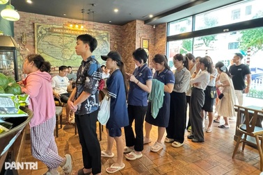 Quán cà phê xảy ra vụ "tổng tài" bỗng đông bất ngờ, khách xếp hàng dài