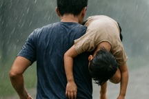 Dốc ngược trẻ vác lên vai chạy - sai lầm sơ cứu đuối nước nhiều người mắc