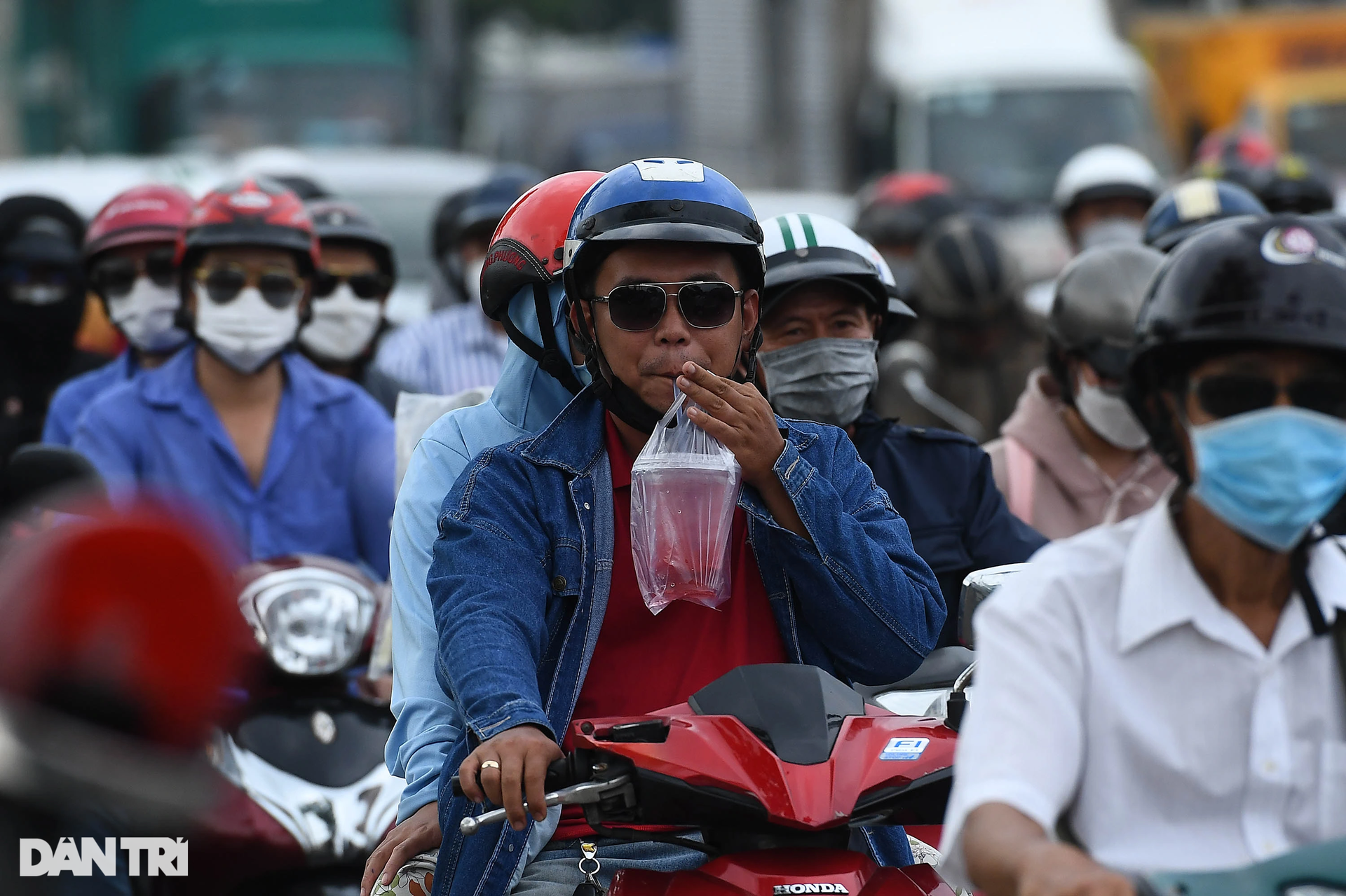 Người dân ùn ùn về quê nghỉ lễ, cửa ngõ phía Tây TPHCM kẹt cứng - 7 Người dân ùn ùn về quê nghỉ lễ, cửa ngõ phía Tây TPHCM kẹt cứng - 7