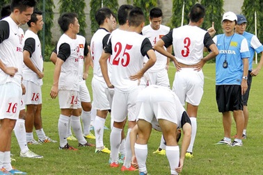 HLV Miura giúp hâm nóng không khí bóng đá nội