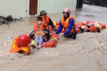 Công an, quân đội chạy đua với lũ giải cứu hàng nghìn người mắc kẹt