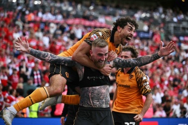 Xác định đội bóng thứ ba thăng hạng Premier League