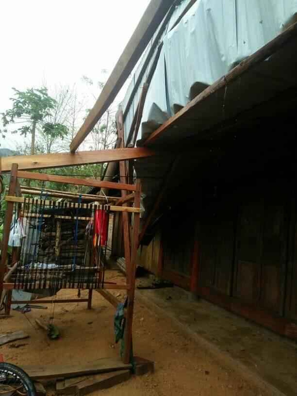 Mưa đá, lốc xoáy khiến hàng chục ngôi nhà hư hỏng - 1 Mưa đá, lốc xoáy khiến hàng chục ngôi nhà hư hỏng - 1