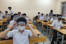 Thủ tướng: Trong lớp vừa đội mũ bảo hộ vừa đeo khẩu trang thì học làm sao?