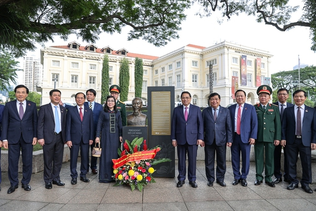 Thủ tướng dâng hoa tại tượng đài Chủ tịch Hồ Chí Minh ở Bảo tàng Văn minh châu Á - 2 Thủ tướng dâng hoa tại tượng đài Chủ tịch Hồ Chí Minh ở Bảo tàng Văn minh châu Á - 2