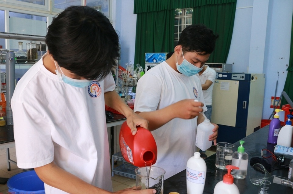 Giảng viên sản xuất nước rửa tay khô tặng người dân phòng dịch corona - 2 Giảng viên sản xuất nước rửa tay khô tặng người dân phòng dịch corona - 2
